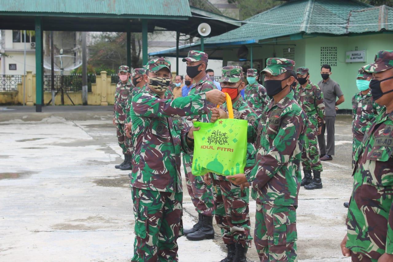 Jelang Lebaran Kodim Nagan Raya Bagikan Bingkisan Kepada Prajurit