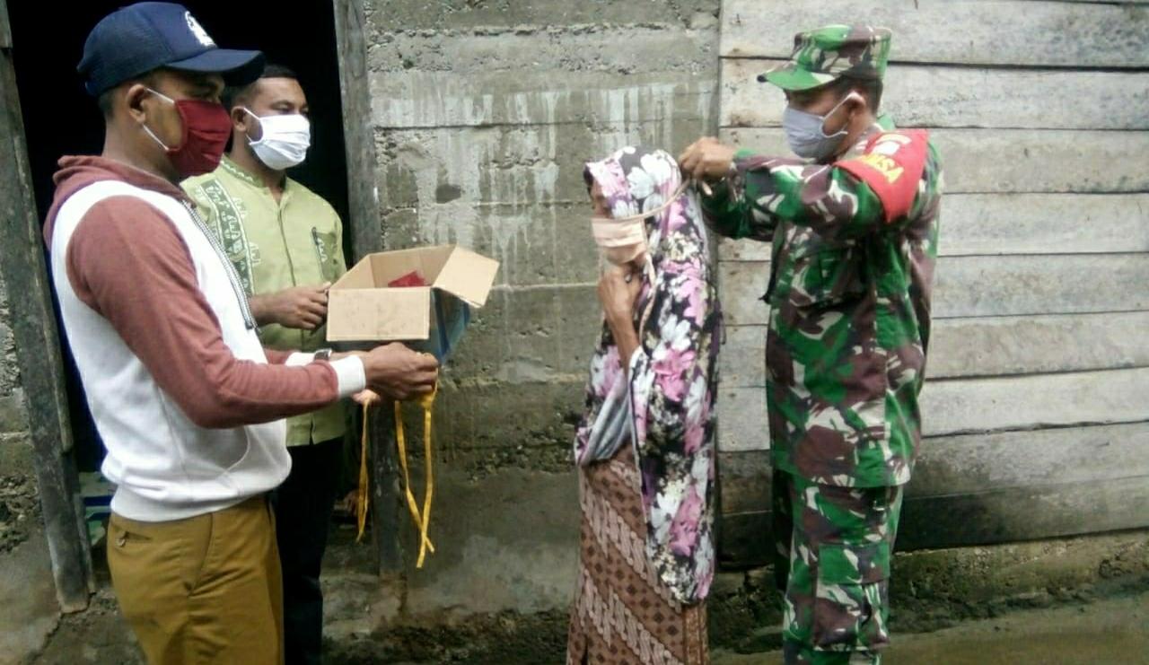 Antisipasi Penyebaran Covid-19,Babinsa Dan Stakeholder Sawang II Bagikan Masker Kain Gratis Kepada Masyarakat