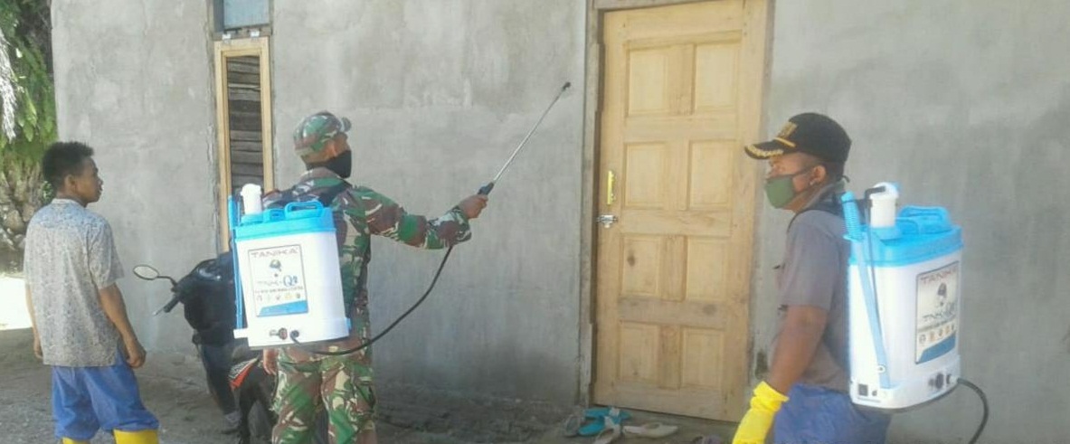 Antisipasi dan Cegah Virus Corona, Babinsa Dan Relawan Covid-19 Desa Kapa Sesak Trumon Kembali Penyemprotan Cairan Disinfektan