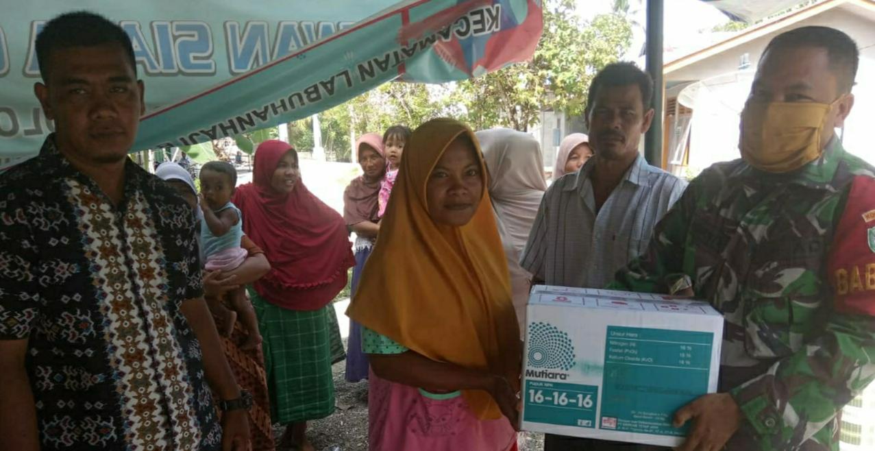 Hadiri Penyerahan Bantuan Pupuk Padi, Ini Harapan Babinsa Koramil 10/Labar