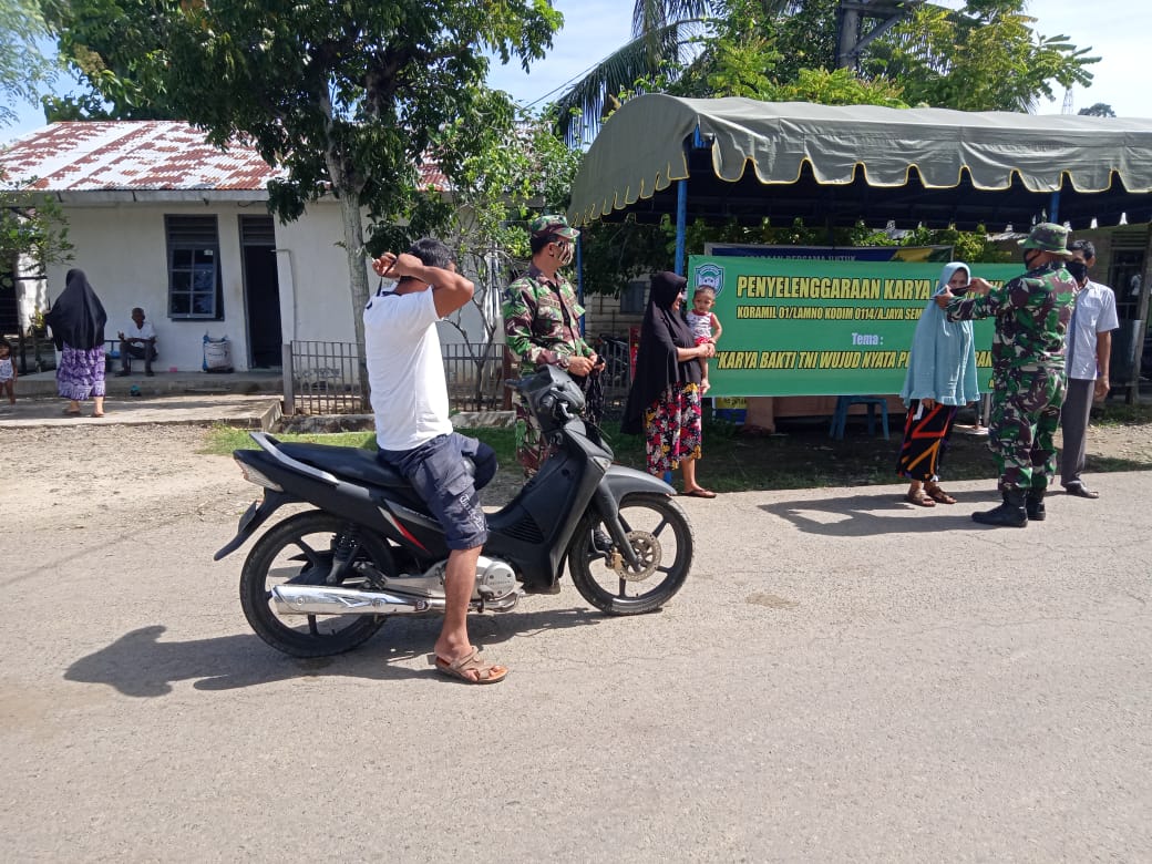 Penerapan New Normal, Personil TNI di Aceh Jaya Bagikan Masker Gratis