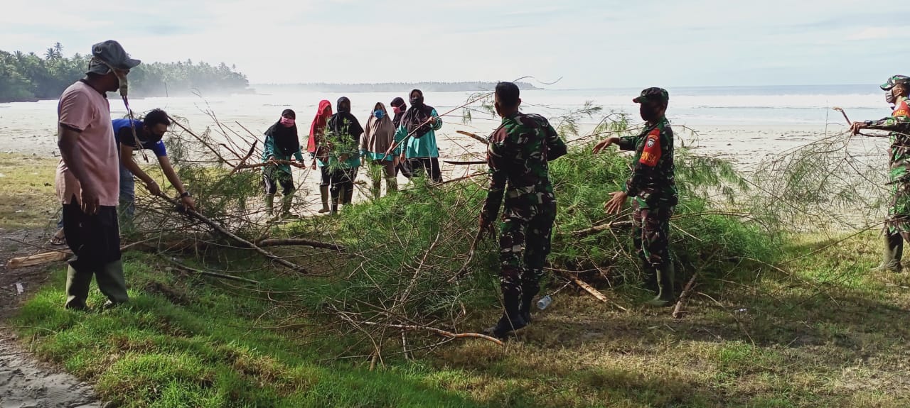 Koramil 02/Simteng Pelopori Pembersihan Pantai Suak Baru