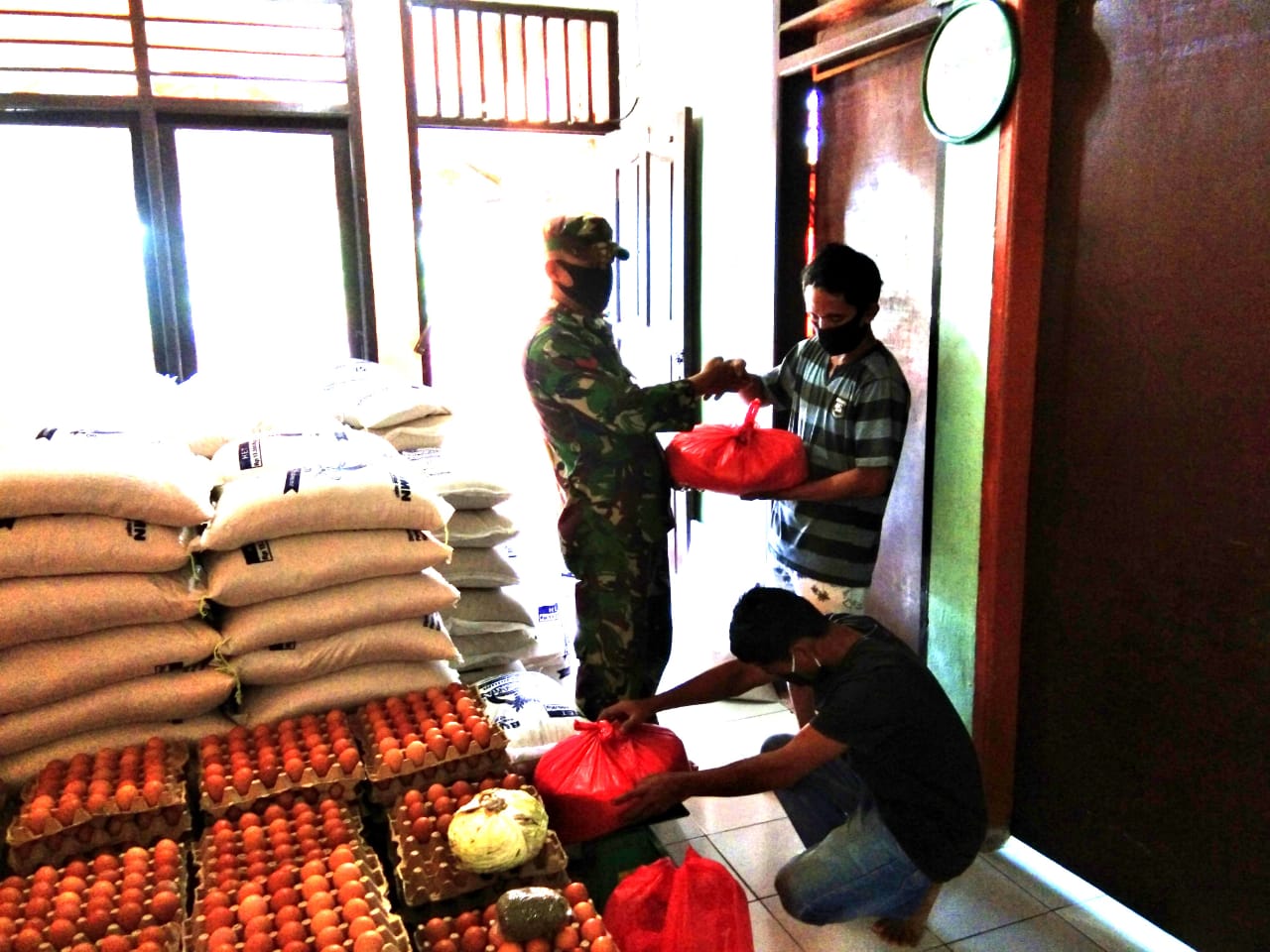 Peranan Penting Babinsa 05/Simeulue Barat dalam Penyaluran Bantuan Warga Desa Binaan yang Kurang Mampu