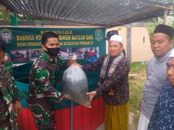 Kodim 0104/Atim Serahkan Sarana Budidaya Ikan Lele Kepada Dayah Muda
