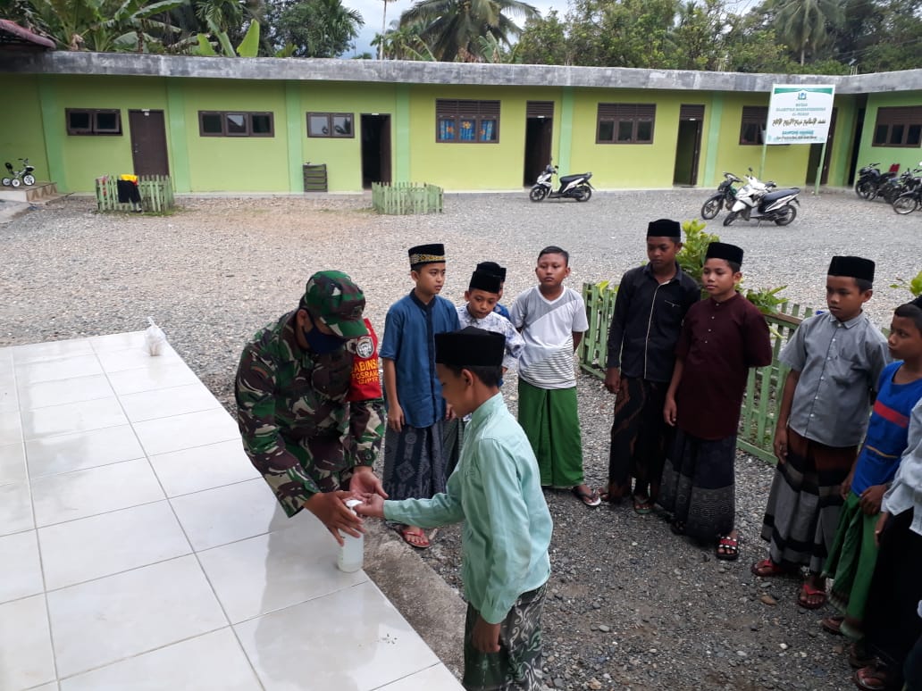 Babinsa Sosialisasi Cara Cuci Tangan Ke Para Santri