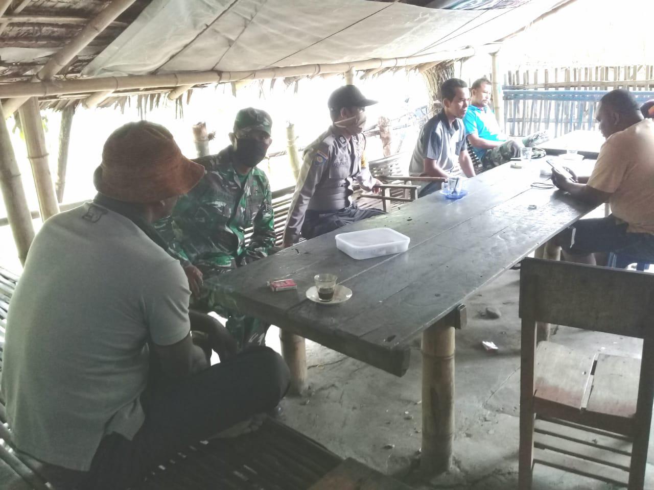 Upaya Pencegahan Covid-19, Babinsa Kembang Tanjong Bersama Bhabinkamtibmas Lakukan Komsos