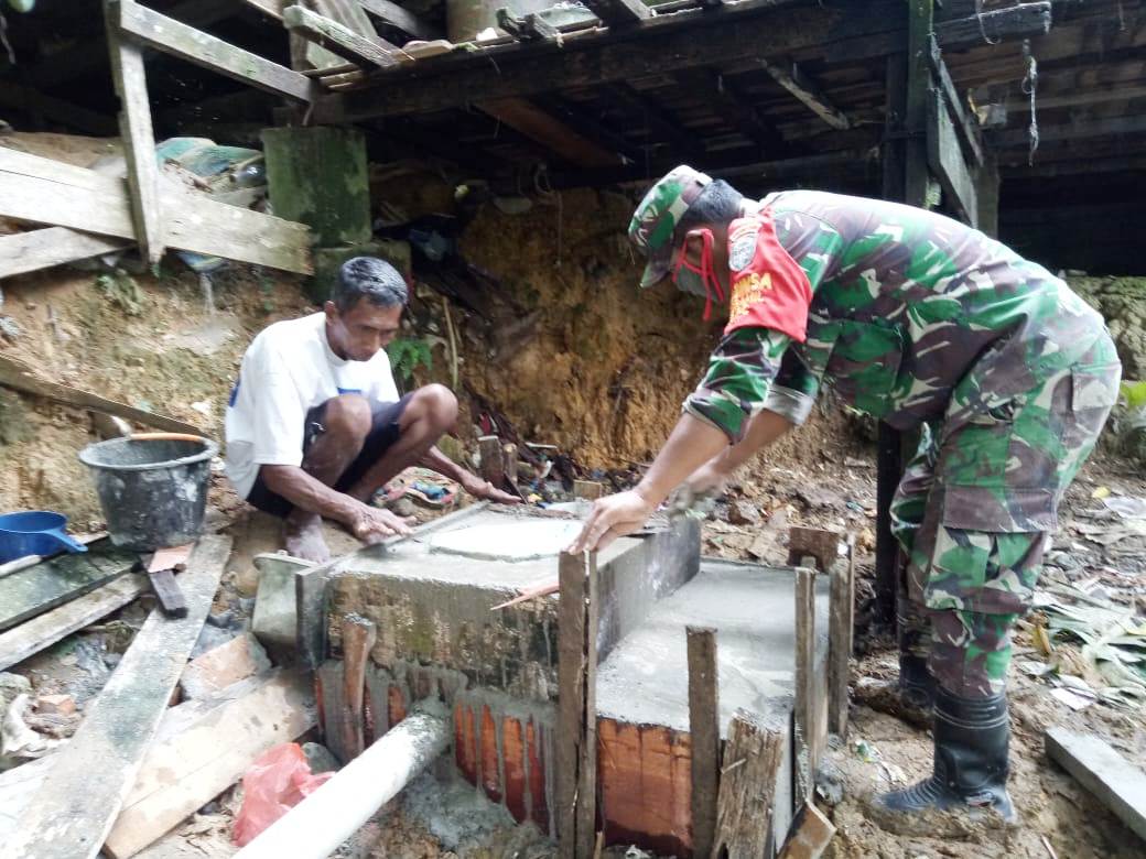 Peduli Kebersihan, Dandim 0105/Aceh Barat Bangun Jamban Sehat untuk Warga