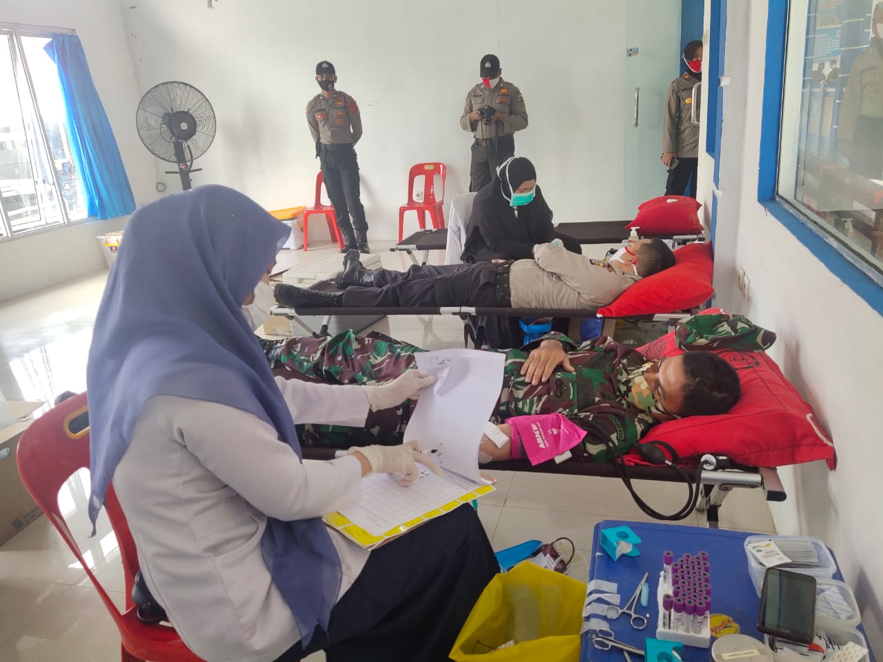 Sambut HUT Bhayangkara ke 74, Personil Kodim 0114/Aceh Jaya Ikut Donor Darah di Polres Aceh Jaya