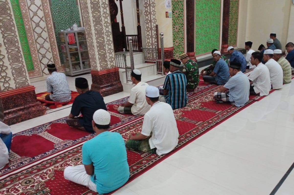 Anggota Koramil 05/PC Manunggal Subuh Dan Ajak Warga Cegah Virus Corona