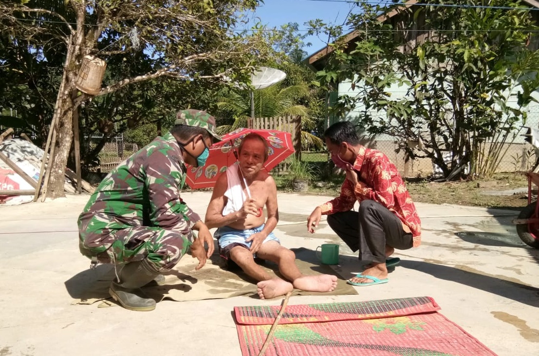 Kepedulian Babinsa Terhadap Salah Seorang Warga Desa Binaan Diagnosa Lumpuh