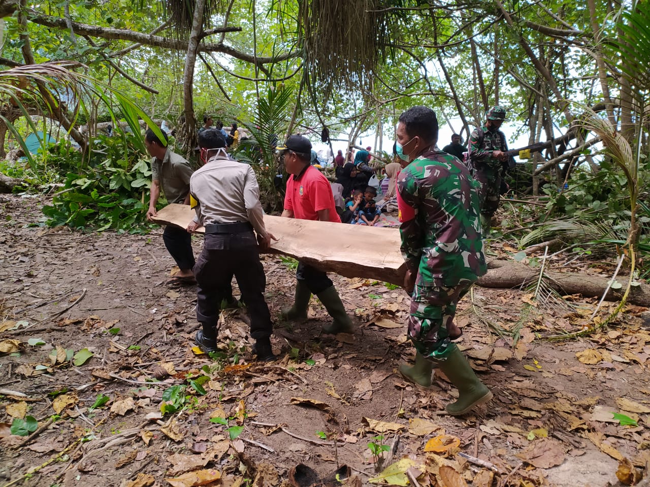 Babinsa Koramil 06/Teluk Dalam Mengajak Masyarakat untuk Bersih-Bersih Pantai