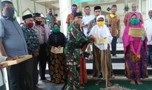 Danramil Peukan Baro dan Babinsa Dampingi Pembagian BLT Desa Wilayah Pidie