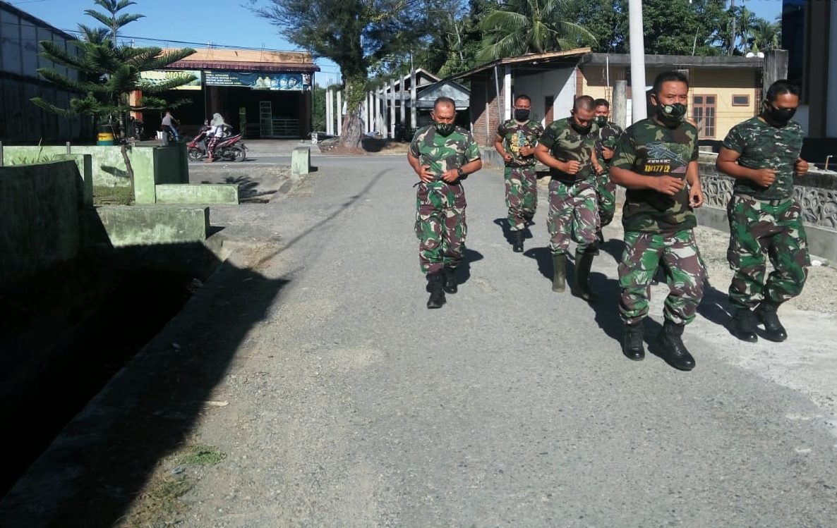 Ditengah Pandemi Covid 19, Personil Koramil 06/Manggeng Gencar Laksanakan Pembinaan Fisik