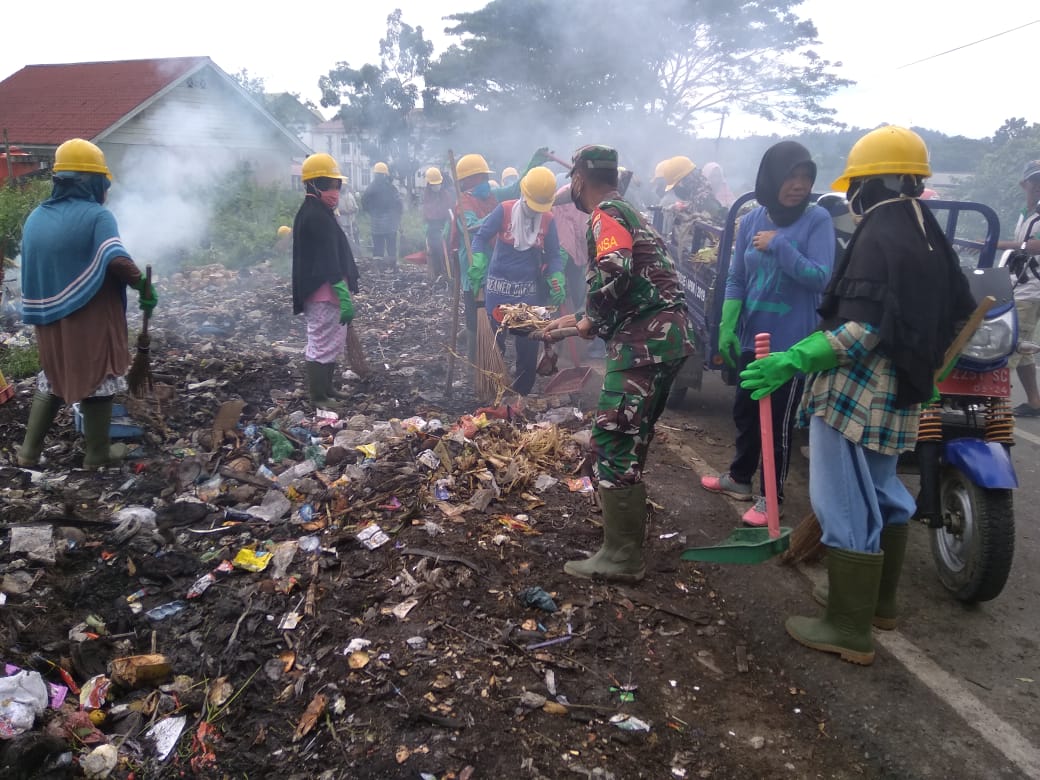Babinsa Kodim 0115/Simeulue Bersama Warga Gotong Royong Bersihkan Sampah