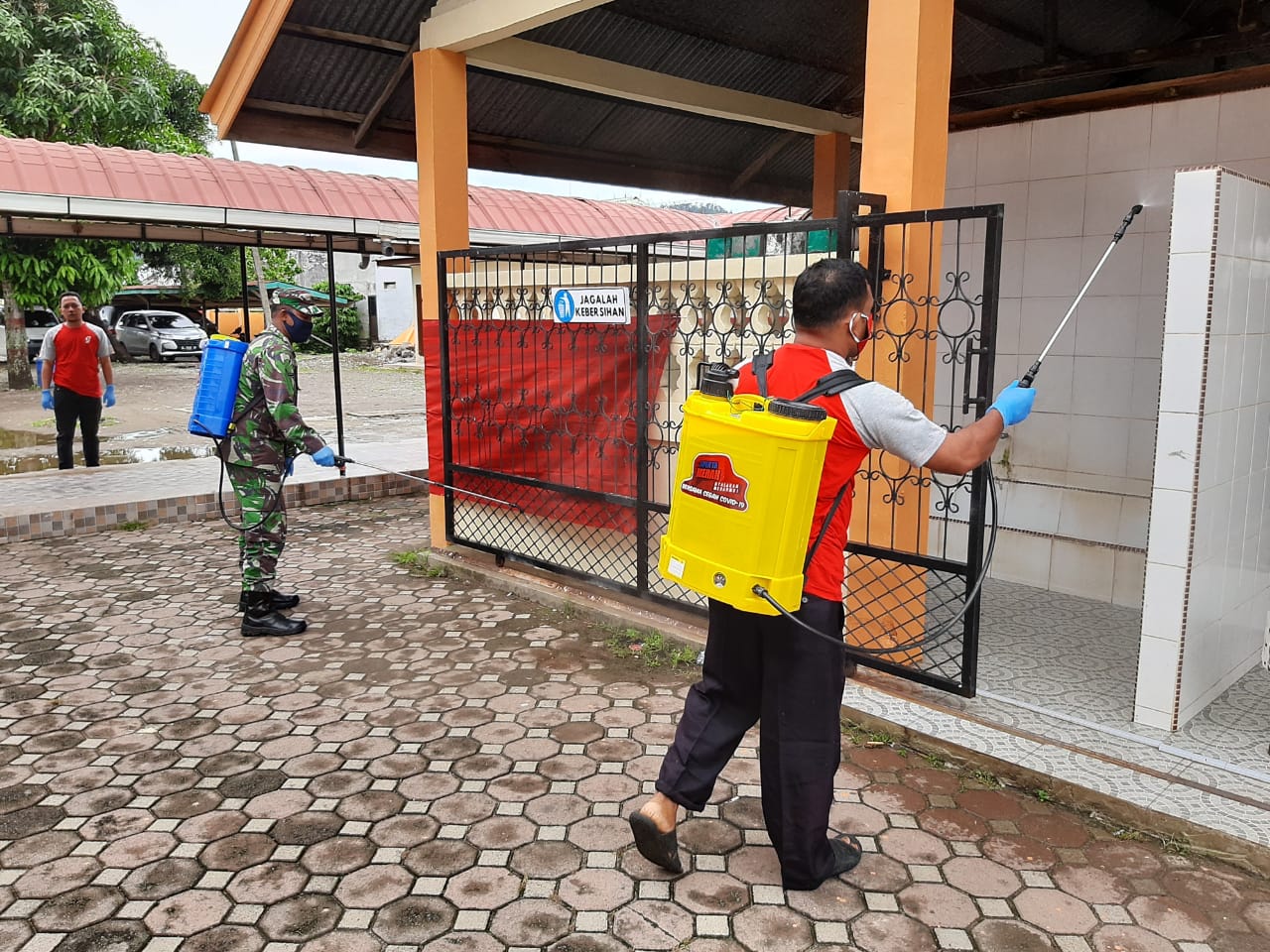 Cegah Penyebaran Covid-19, TNI – Polri Lakukan Penyemprotan Disinfektan di Kecamatan Jaya