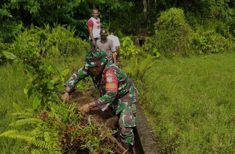 Babinsa Koramil 01/Simeulue Timur Secara Intensif Cek Saluran Irigasi