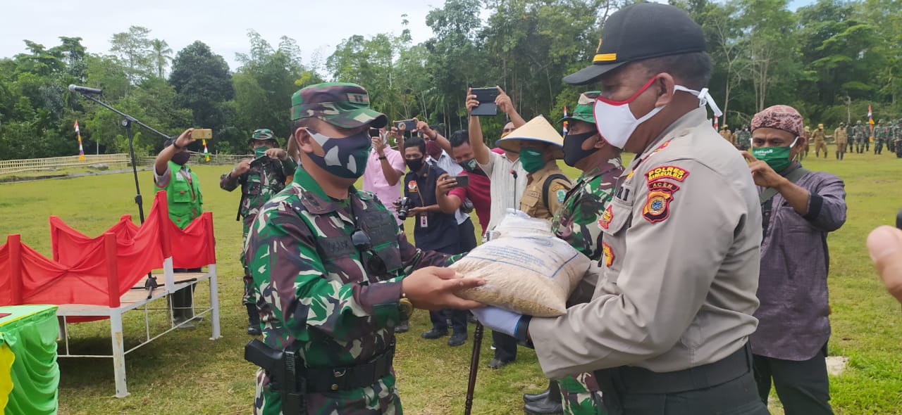 Dukung Ketahanan Pangan, Kodim 0115/Simeulue Bersama Pemda (Distan) Melaksanakan Kegiatan Perdana Tanam Padi Serentak Di Kab Simeulue