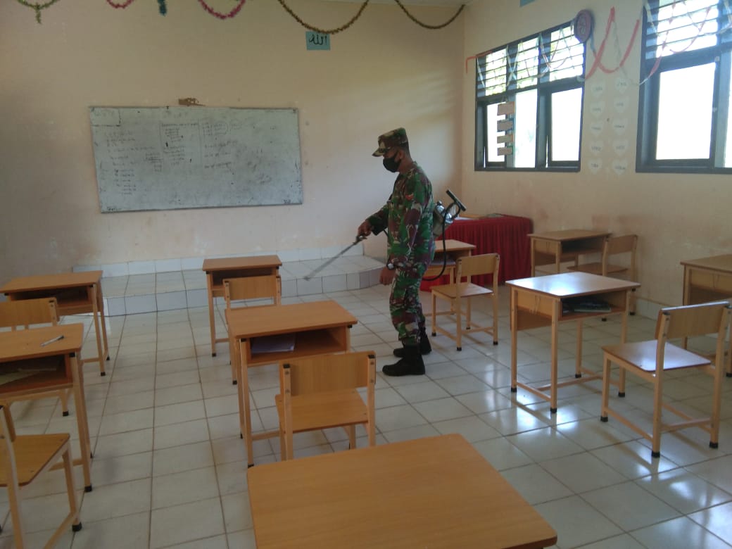 Cegah Covid-19, Koramil Panga Semprot Disinfekatan di Sekolah