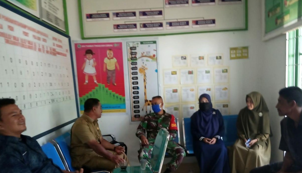 Tingkatkan Sinergitas, Serda Sayuti Komsos Dengan Perangkat Desa Binaannya