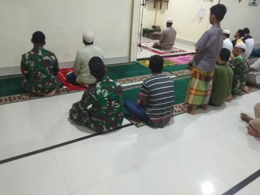 Tingkatkan Silaturahmi, Babinsa Posramil 05/PC Komsos Sholat Subuh Berjamaah