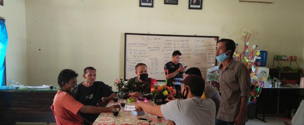 Perkuat Sinergitas di Wilayah, Serda Adi Ariyanto Komsos Bersama Tiga Pilar Desa Batu Itam