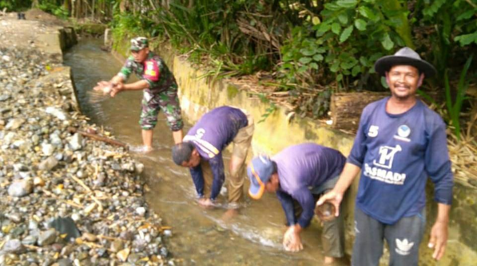 Sertu Sugeng Bersama Petani Lakukan Gotong Royong Membersihkan Saluran Irigasi