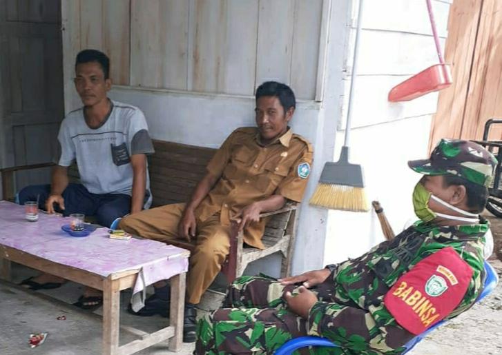 Cipta Kondisi Kondusif Wilayah Binaan, Kopda Sujaryanto Komsos dengan Perangkat Desa Sapik