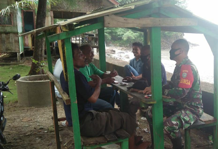 Cegah Faham Radikalisme Masuk Ke Desa Binaannya, Serda Adi Ariyanto Komsos Dengan Warga Dan Tokoh Pemuda Desa Lhok Rukam