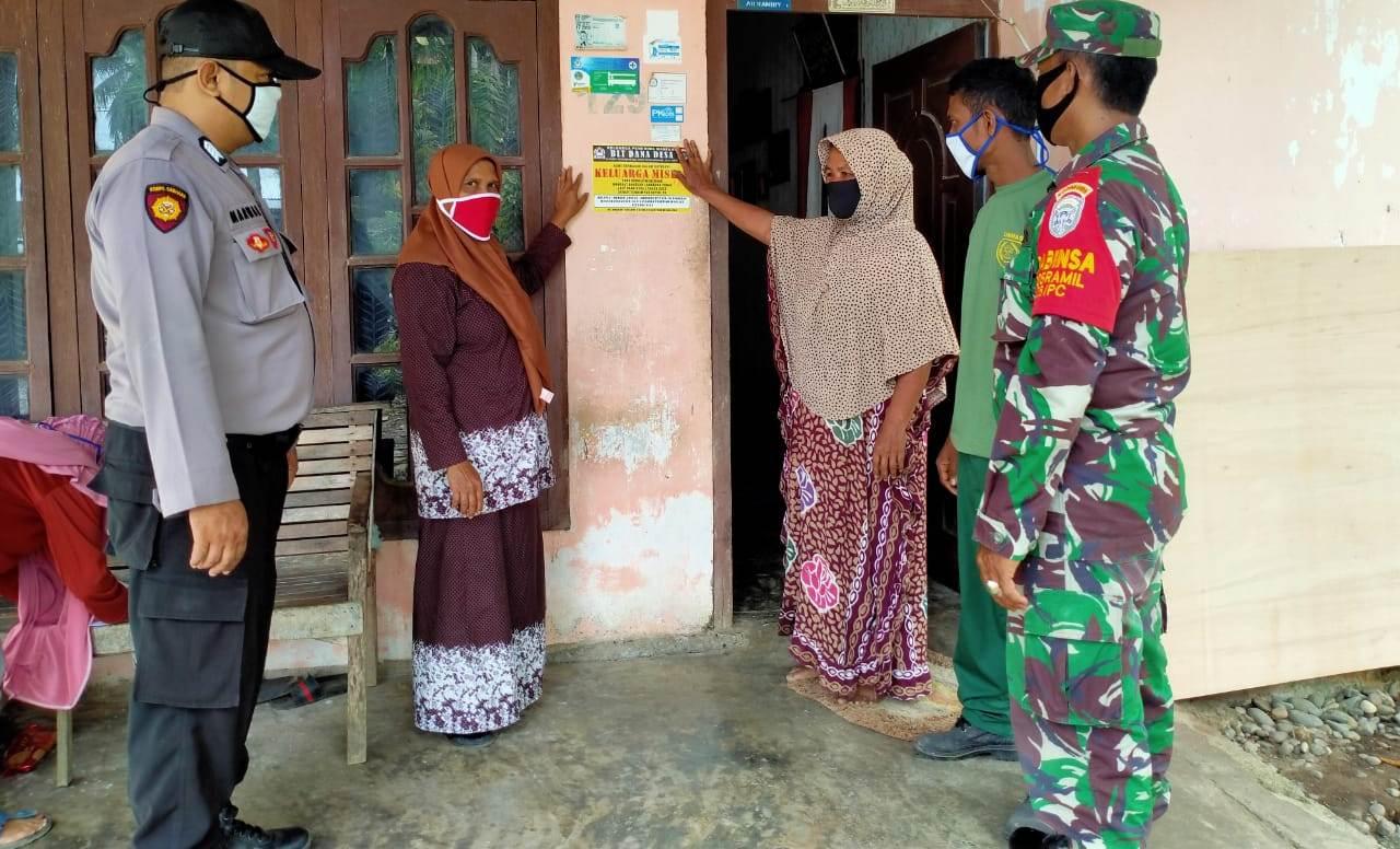 Agar Tepat Sasaran, Babinsa 05/PC dan Bhabinkamtibmas Dampingi Pemasangan Sticker Penerima BLT DD