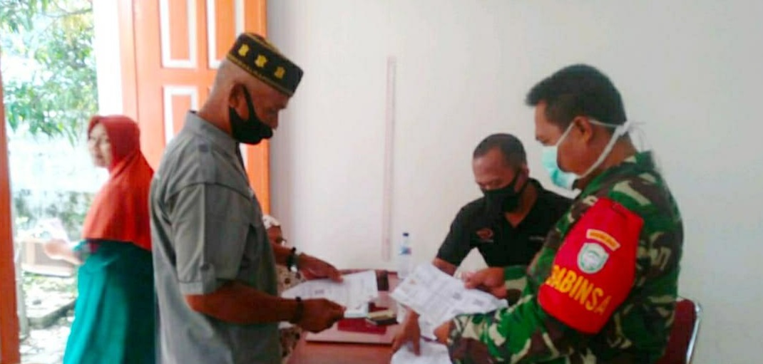 Babinsa Pantau Penyaluran BST di Wilayah Binaannya