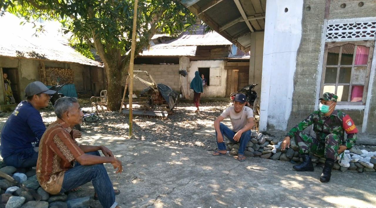 Babinsa Komsos Dengan Petani Desa Binaannya Guna Tingkatkan Sektor Pertanian
