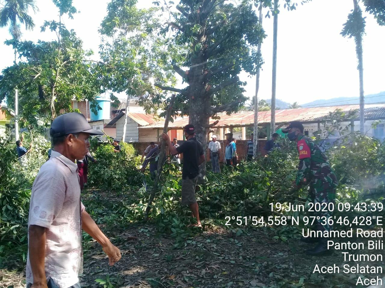 Semangat Babinsa, Bhabinkamtibmas dan Masyarakat Dalam Gotong Royong di Lokasi Pasantren Panton Bili Trumon