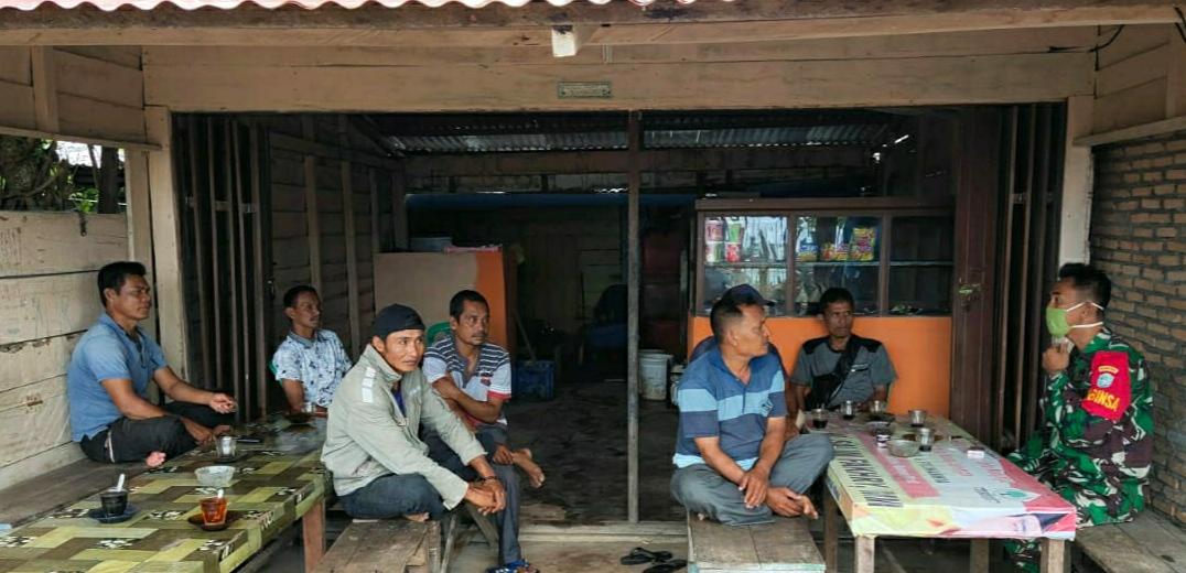 Babinsa Ajak Warga Terapkan Protokol Kesehatan Guna Lawan Covid-19