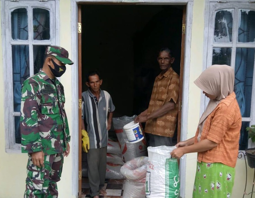 Babinsa Koramil 05/Samadua Dampingi Dinas Pertanian Salurkan Pupuk Kepada Kelompok Tani