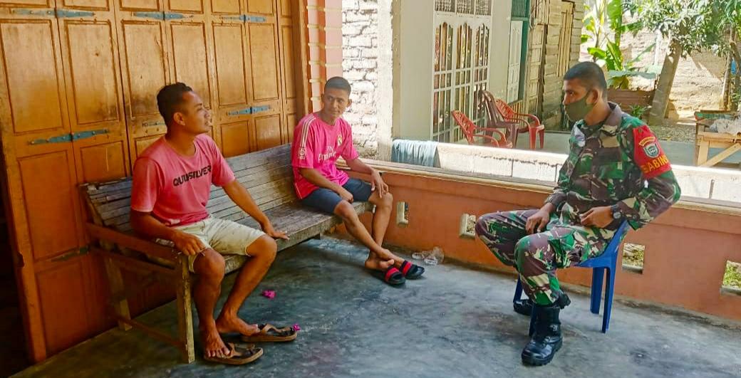 Babinsa Jalin Keakraban Dengan Pemuda Desa Binaan