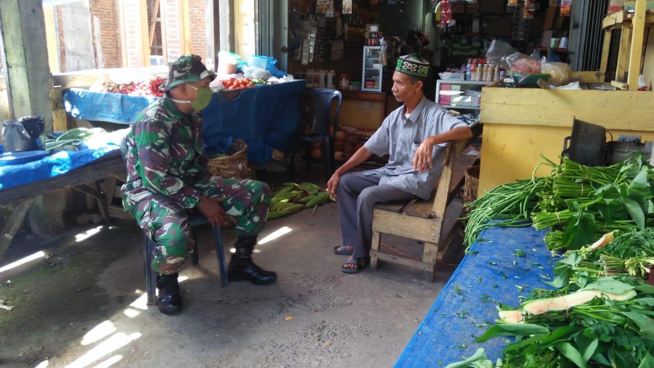 Sertu JT. Barus Komsos Sekaligus Pantau Kondisi Pasar Tradisional di Wilayah Binaannya