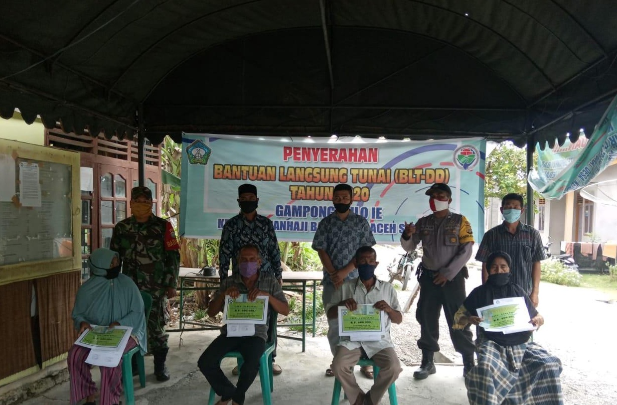 Dampingi Penyaluran BLT DD di Desa Binaan, Kopda Mardi Tekankan Tetap Ikuti Protokol Kesehatan