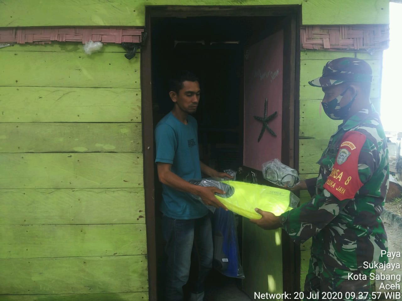 Babinsa Bantu Memberi Bantuan Kepada Nelayan