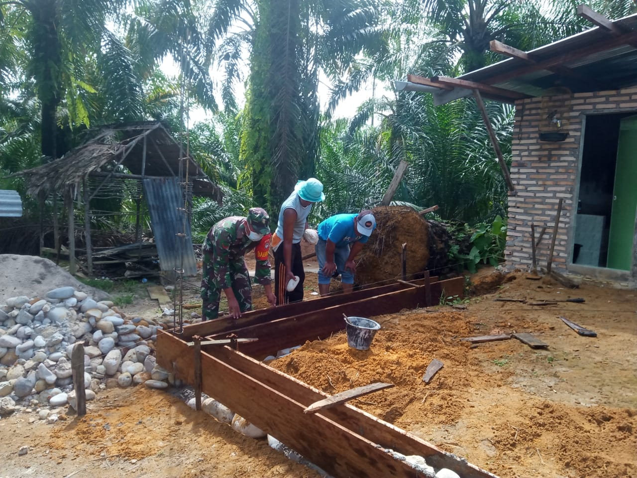 Babinsa dan Warga Lae Sipola Gotong Royong Bangun Rumah