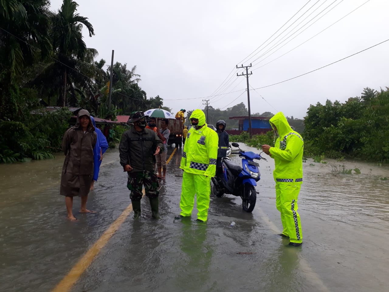 Dandim 0115/SML Kunjungi Lokasi Banjir Desa Abail, Perintahkan Anggota Siaga Tanggap Bencana
