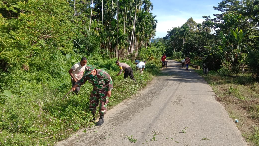 Sambut Idul Adha 1441 H, Babinsa Bersama Warga Laksanakan Gotong Royong