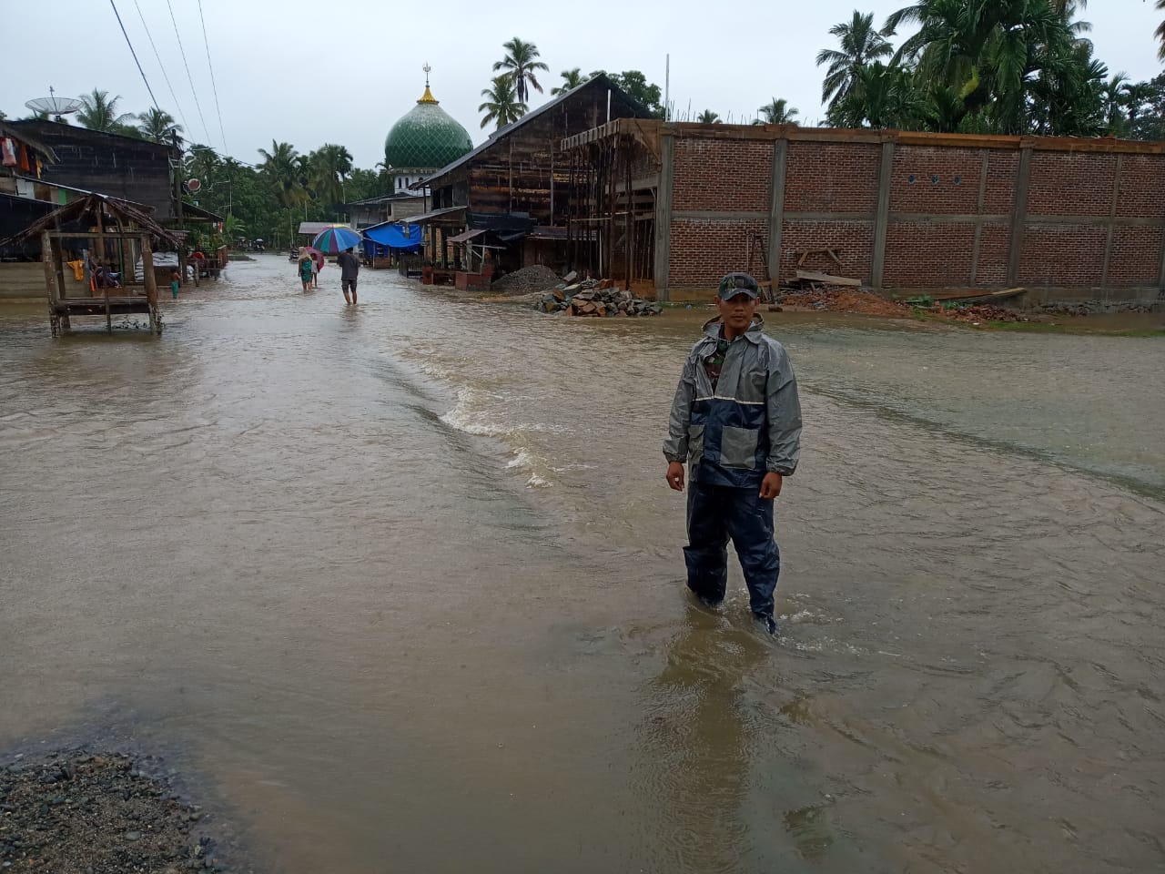 Personil TNI Siaga di Daerah Rawan Banjir di Aceh Jaya