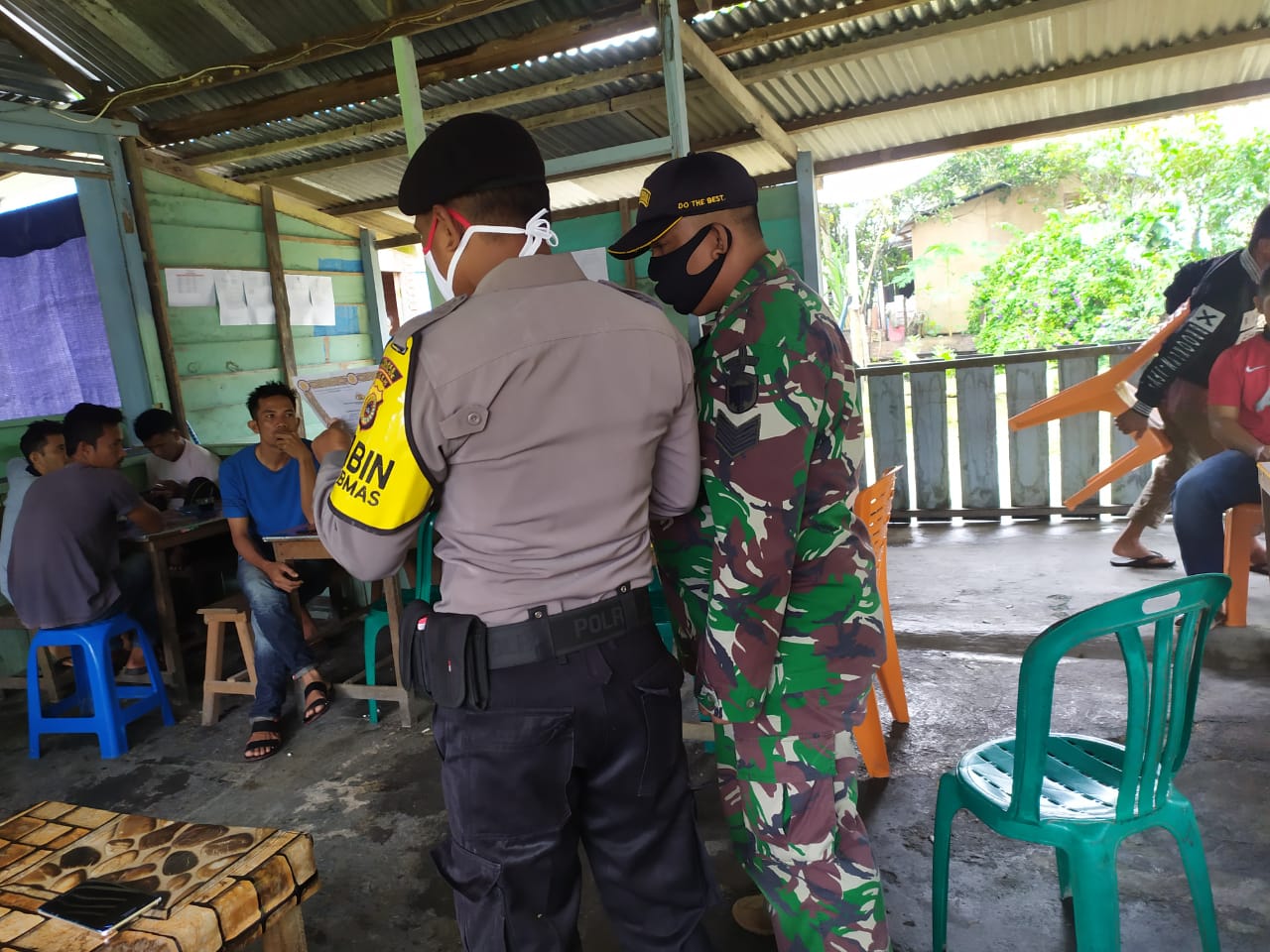 Babinsa Bersama Babinkamtibmas Sosialisasikan New Normal Ke Masyarakat