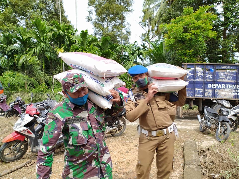 Personil TNI Bantu Salurkan Bantuan Bagi Korban Banjir