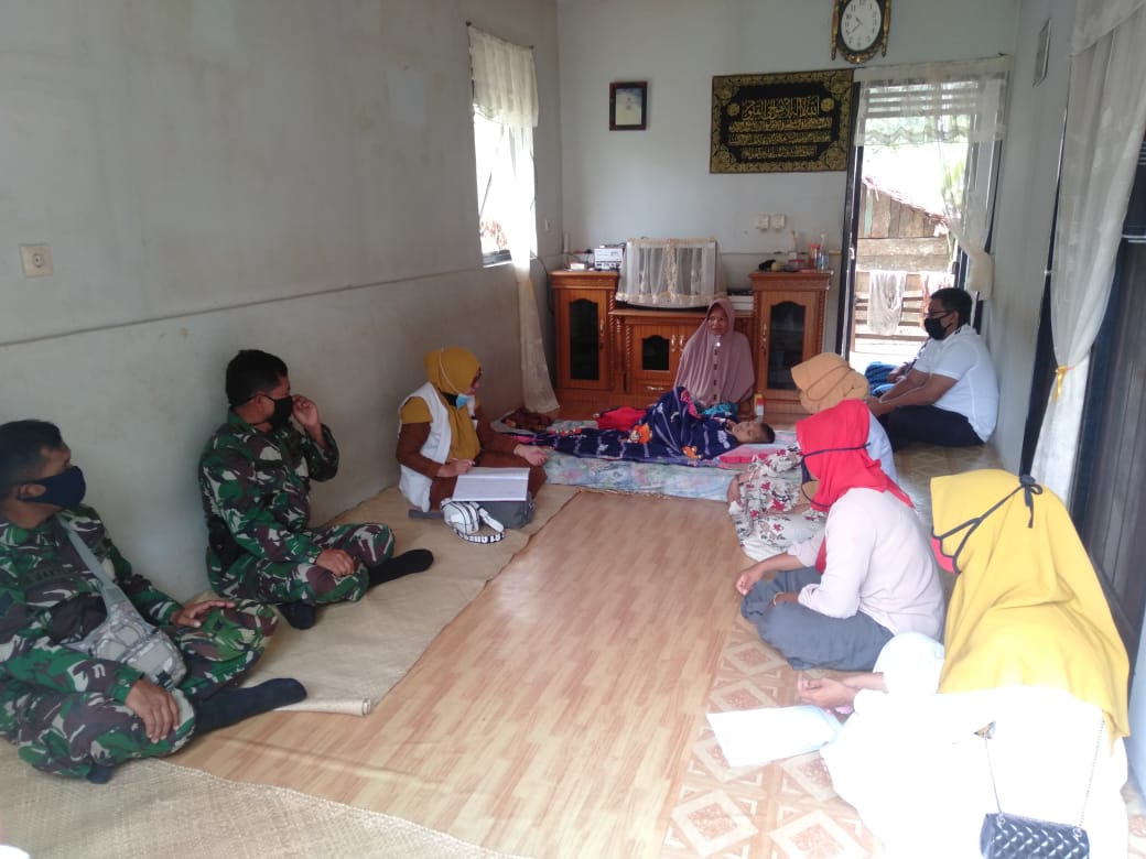 Danramil Teunom Jenguk Warga Yang Sedang Sakit