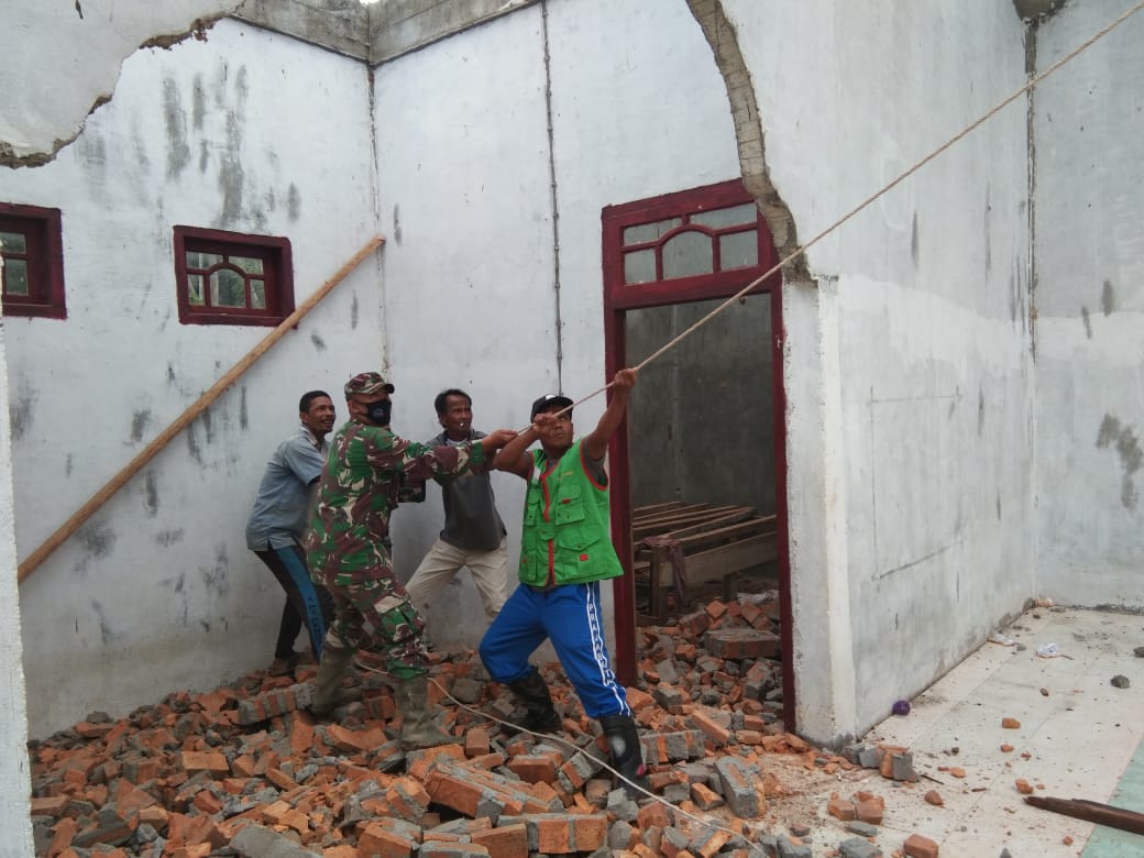 Babinsa Panga Bersama Warga Rehab Meunasah