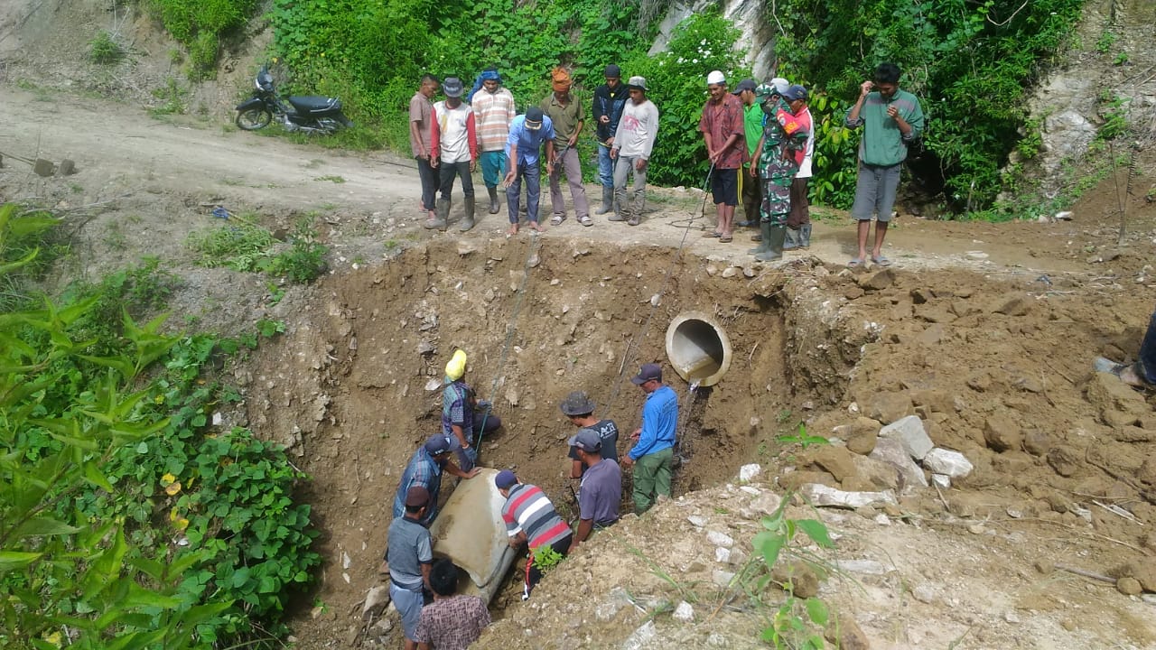 Babinsa Blangjerago Bantu Warga Memperbaiki Jalan Desa