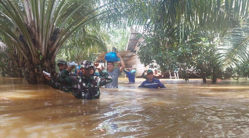 TNI Bersama Tim SAR Berhasil Selamatkan Warga Terjebak Banjir