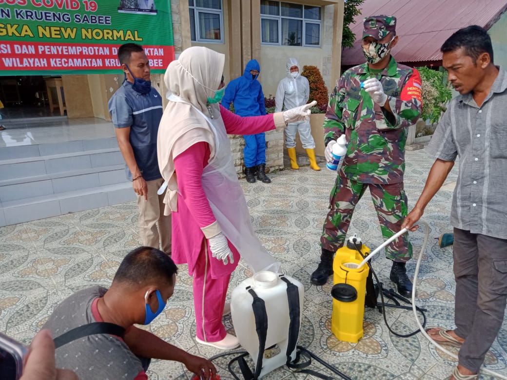 Koramil Bersama Gugus Tugas Covid-19 Lakukan Penyemprotoan Disinfektan pada Sekolah