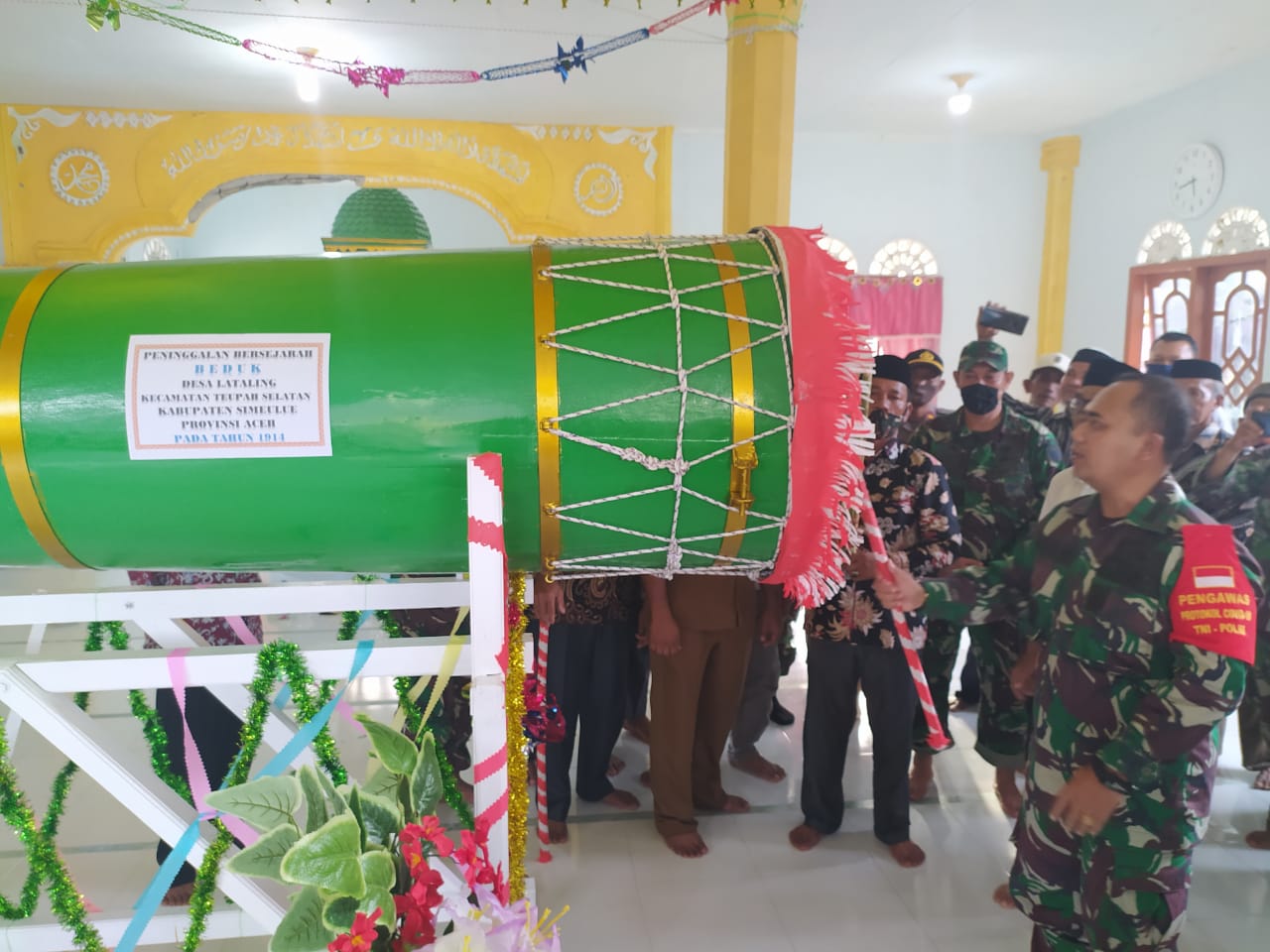 Penyerahan Bedug Berumur 106 Tahun Oleh Dandim 0115/Simeulue Pasca Renovasi Di Desa Lataling